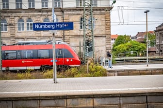Ein Regionalzug der Deutschen Bahn am Nürnberger Hauptbahnhof (Archivbild): In den Osterferien fallen wegen Bauarbeiten viele Regionalzüge in Franken aus.