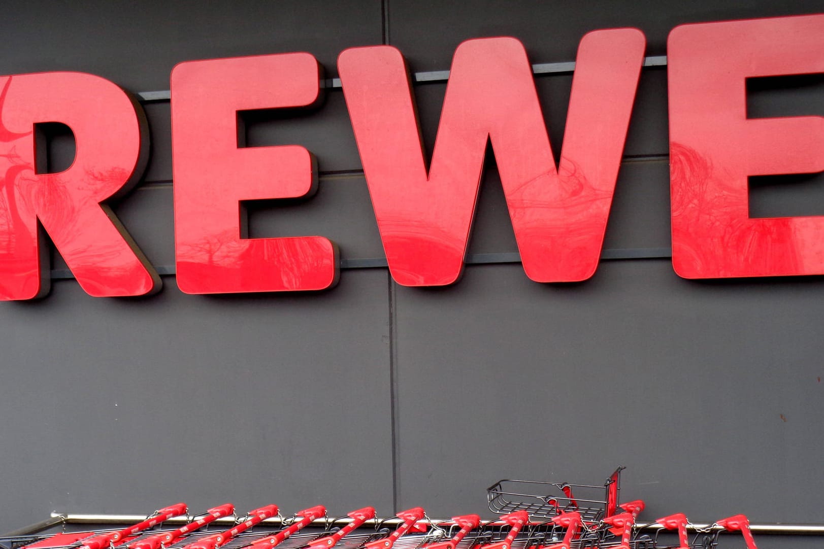 Rewe-Logo (Symbolbild): Neben den Supermärkten gehören noch viele weitere marken zur Rewe Gruppe, darunter Baumärkte und Touristikunternehmen. Rewe-Logo (Symbolbild): Neben den Supermärkten gehören noch viele weitere marken zur Rewe Gruppe, darunter Baumärkte und Touristikunternehmen.