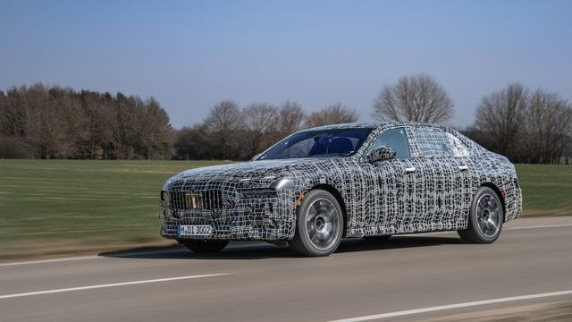 Luxuriöser Langläufer: Der neue, noch leicht getarnte 7er, streckt sich auf knapp 5,40 Meter und bildet die Spitze im Limousinenprogramm von BMW.