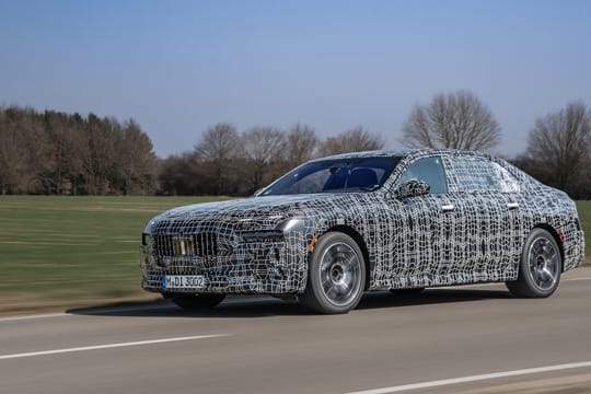 Luxuriöser Langläufer: Der neue, noch leicht getarnte 7er, streckt sich auf knapp 5,40 Meter und bildet die Spitze im Limousinenprogramm von BMW.