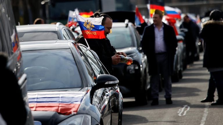 Flaggen mit den russischen Nationalfarben und dem russischen Staatswappen wehen an einem Auto: Der Autokorso durch Berlin hatte weit über die Stadtgrenzen hinaus für Entrüstung gesorgt.