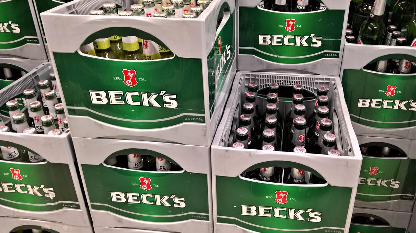 Bierkästen der Brauerei Beck's mit Sitz in Bremen (Archivbild): Bei dem bekannten Bierhersteller wird im Tarifstreit erneut die Arbeit niedergelegt.