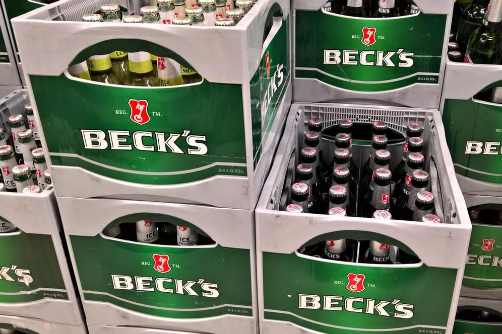 Bierkästen der Brauerei Beck's mit Sitz in Bremen (Archivbild): Bei dem bekannten Bierhersteller wird im Tarifstreit erneut die Arbeit niedergelegt.