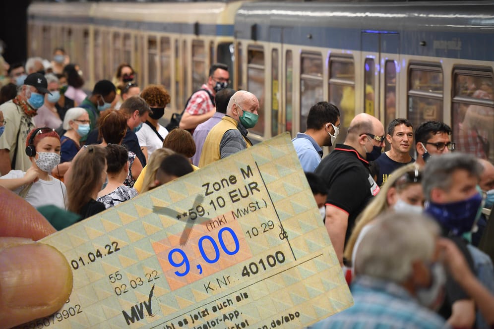 9-Euro-Ticket für Bus und Bahn (Symbolbild): Al-Wazir fordet eine verbundübergreifende Lösung.