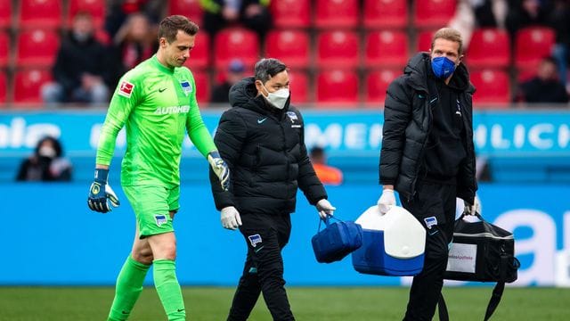Fehlt Hertha im Derby gegen Union: Keeper Alexander Schwolow (l).