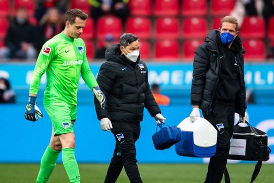 Fehlt Hertha im Derby gegen Union: Keeper Alexander Schwolow (l).