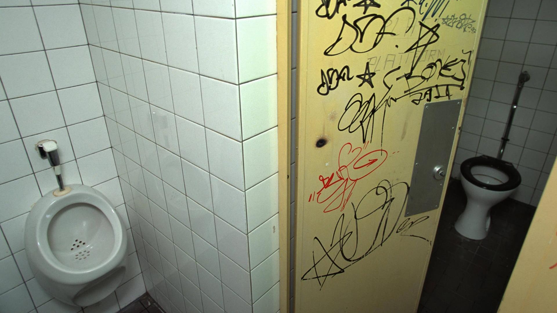 Mit Graffiti verschmierte Toilette an einer Kölner Schule (Symbolbild): Für eine TikTok-Challenge werden immer öfter Schultoiletten verwüstet.