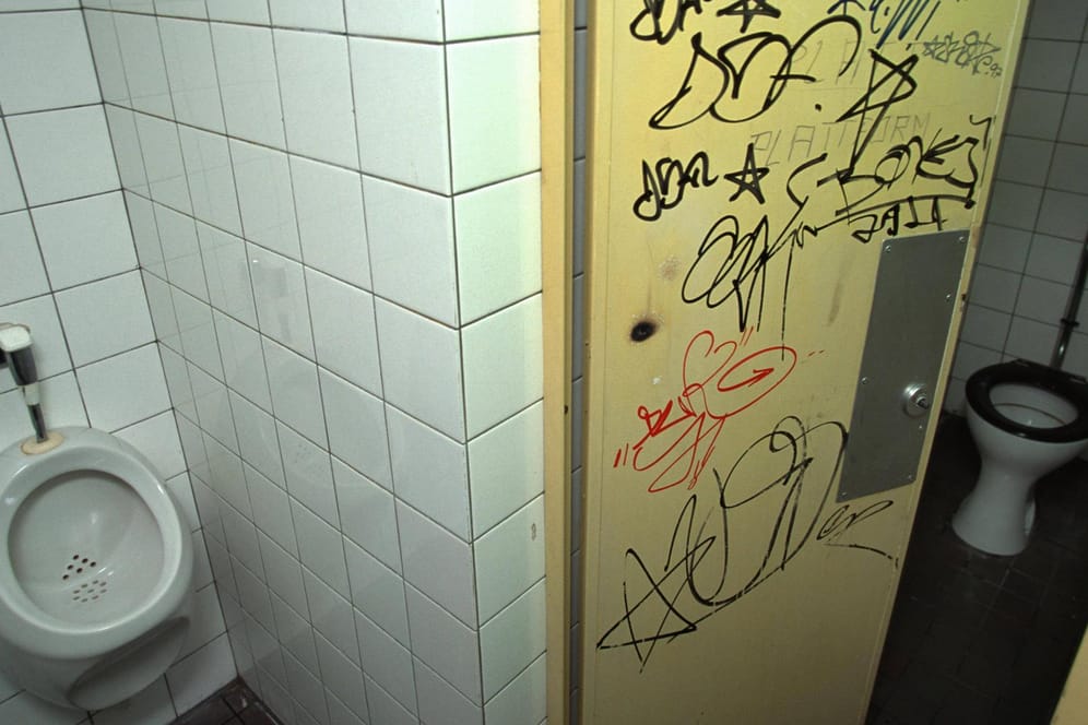 Mit Graffiti verschmierte Toilette an einer Kölner Schule (Symbolbild): Für eine TikTok-Challenge werden immer öfter Schultoiletten verwüstet.