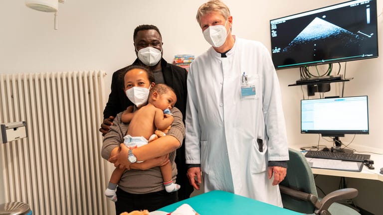 Engagiert: Asamoah vor wenigen Wochen in der Herzklinik Duisburg. Der kleine Jack (vorn) aus Madagaskar musste kurz vor seinem 1. Geburtstag am Herzen operiert werden.