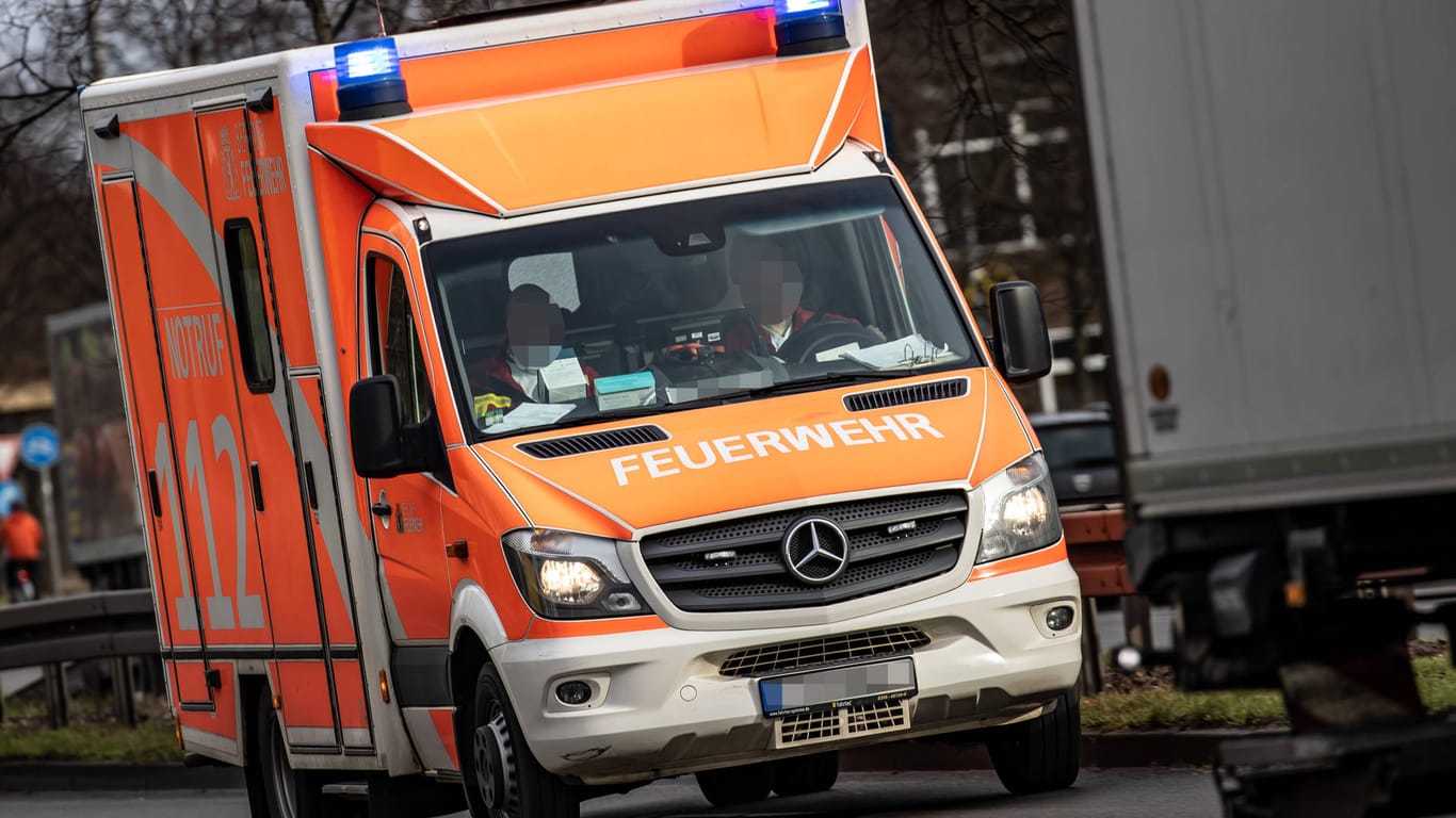 Ein Rettungswagen fährt durch Berlin (Symbolbild): Die Verletzte wird stationär im Krankenhaus behandelt.
