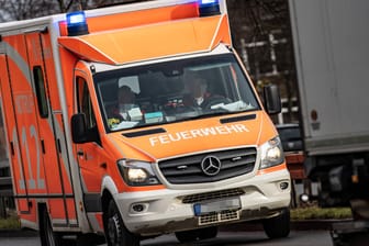 Ein Rettungswagen fährt durch Berlin (Symbolbild): Die Verletzte wird stationär im Krankenhaus behandelt.