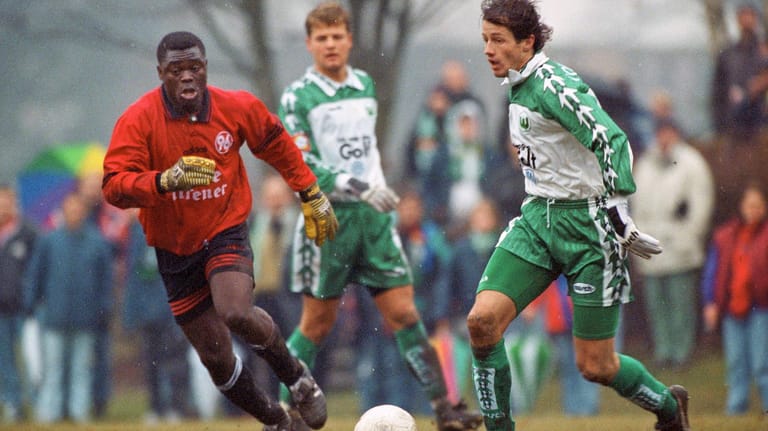 1997: Der 18-jährige Asamoah (li.) im Hannover-Trikot gegen Wolfsburgs Jens Keller. Asamoahs Karriere hätte früh beendet sein können.