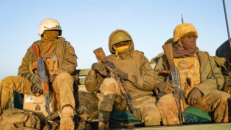 Soldaten der Armee Malis: Laut offiziellen Angaben wurden nur Kämpfer getötet, Augenzeugen berichten anderes (Symbolbild).