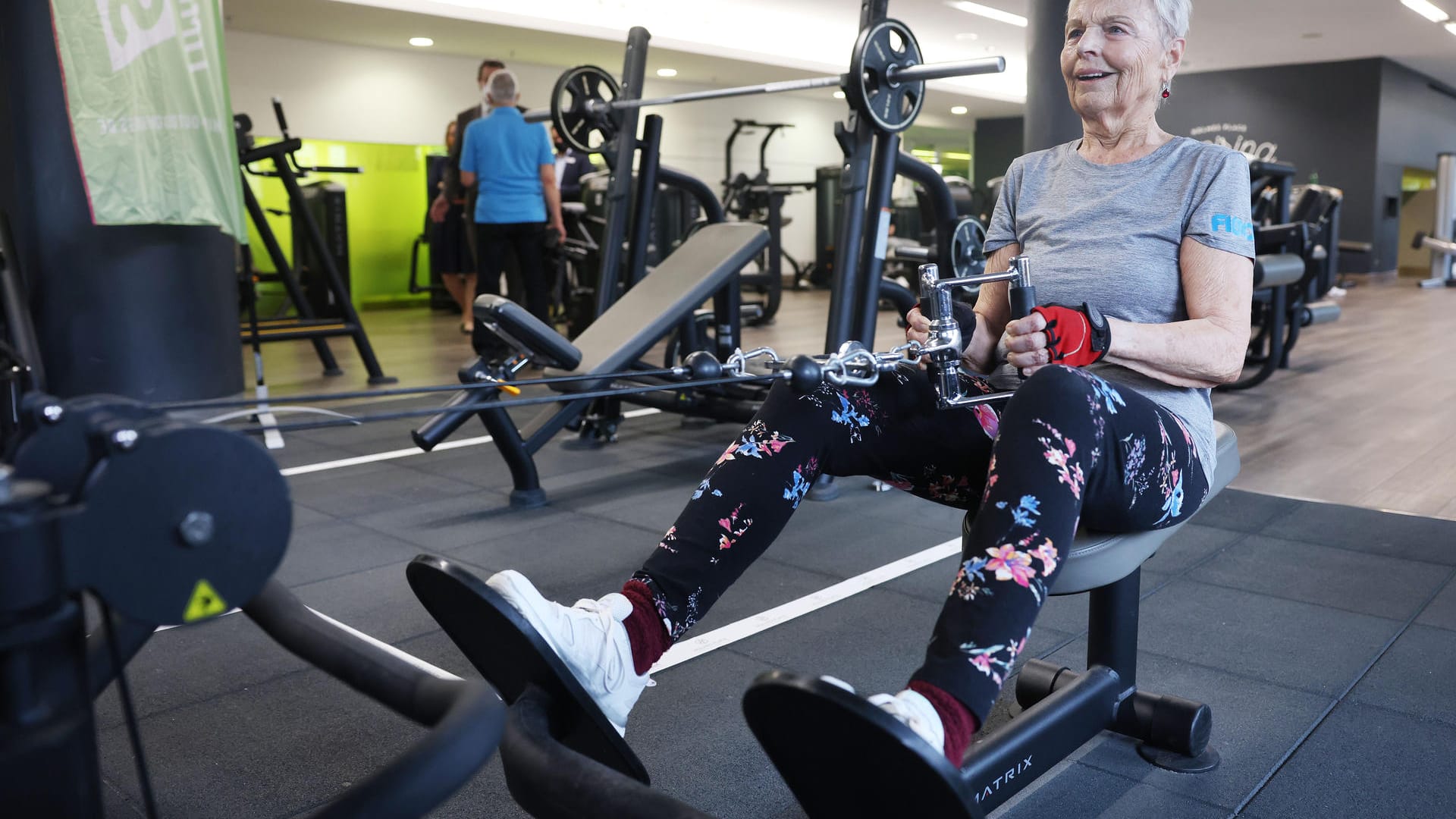 Köln: Das Model Elke macht im Fitnessstudio Holmes Place Übungen an einem Gerät. (Archivbild) Vom 7. bis 10. April 2022 findet in Köln die Fitnessmesse Fibo statt. Köln: Das Model Elke macht im Fitnessstudio Holmes Place Übungen an einem Gerät. (Archivbild) Vom 7. bis 10. April 2022 findet in Köln die Fitnessmesse Fibo statt.