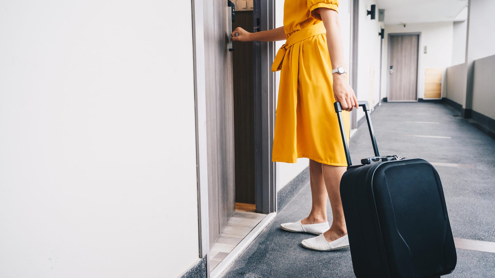 Hotelzimmer Check-in (Symbolbild): Hotels und Restaurants sind in vielen Urlaubsländern günstiger als in Deutschland.