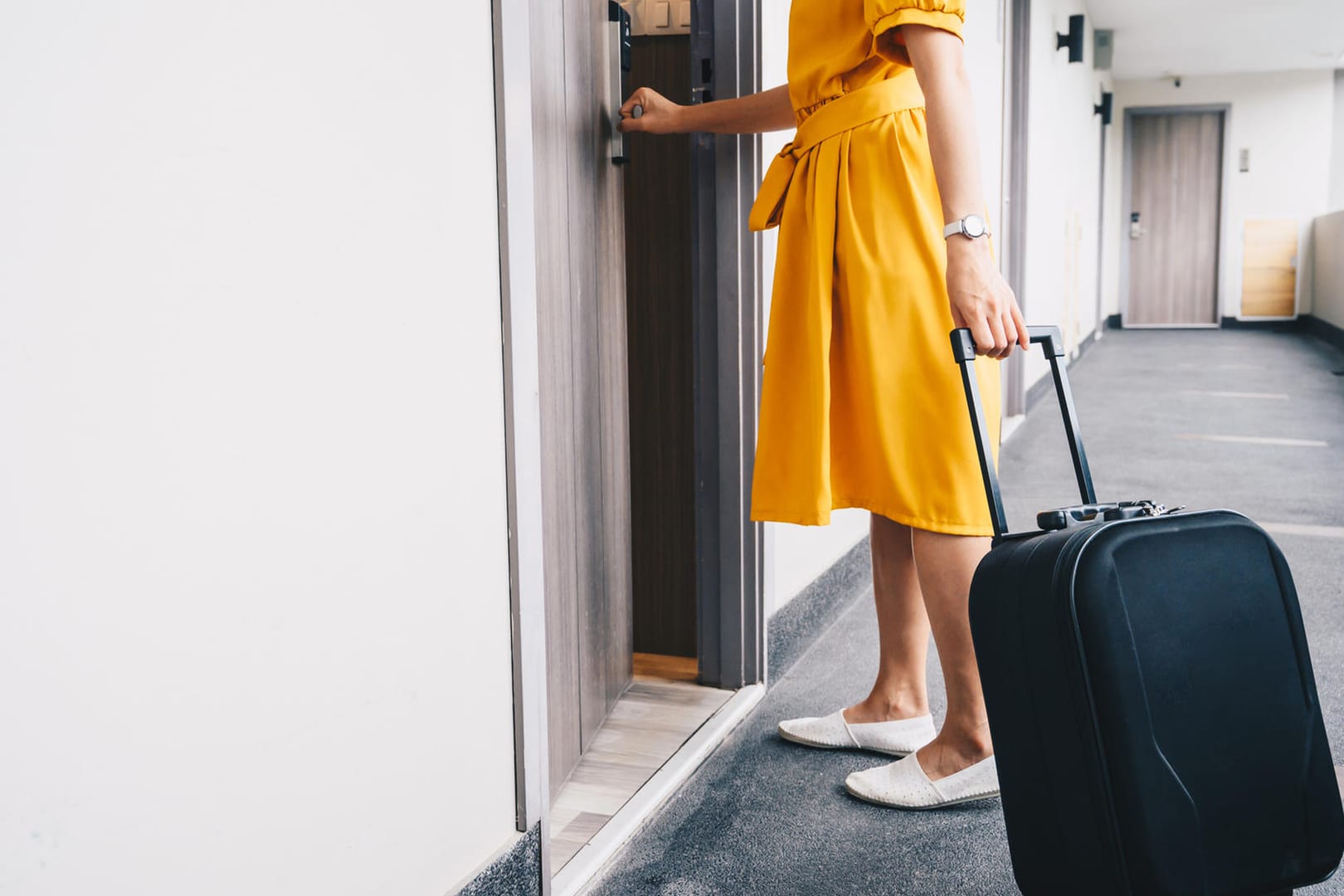 Hotelzimmer Check-in (Symbolbild): Hotels und Restaurants sind in vielen Urlaubsländern günstiger als in Deutschland.