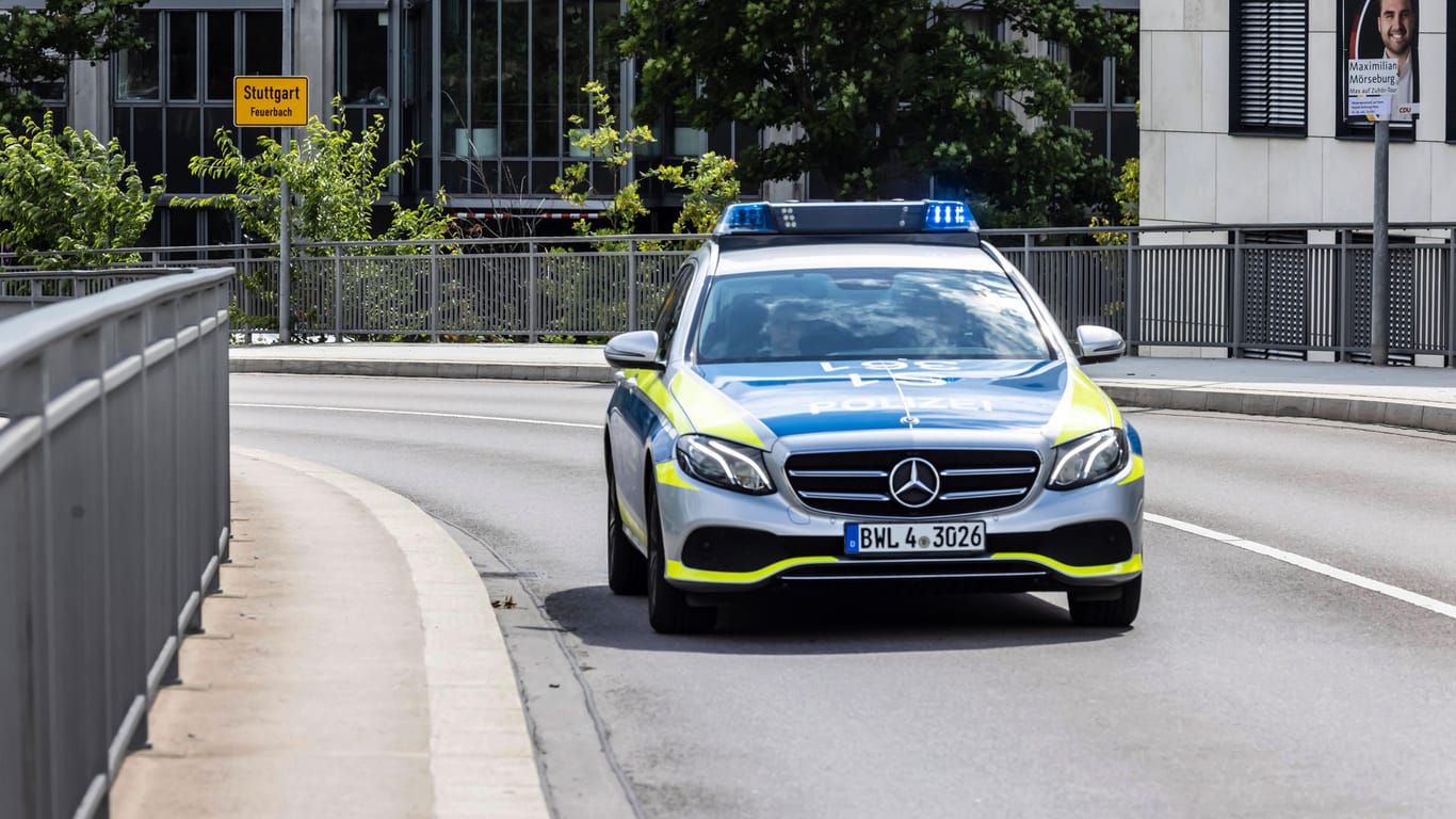 Polizeifahrzeug auf Einsatzfahrt in Stuttgart (Archivbild): Bei einer sofortigen Fahndung konnte der Verdächtige geschnappt werden.