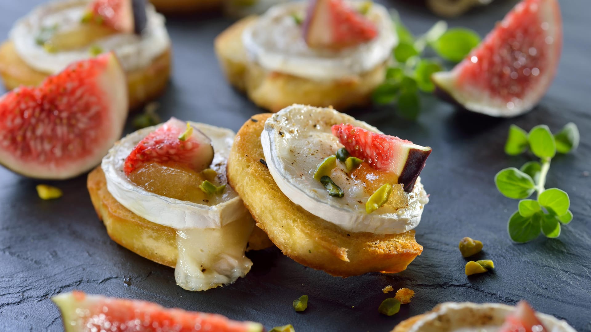 Ziegenkäse-Häppchen mit Feigensenf: Den Snack können Sie mit frischen Feigen garnieren.