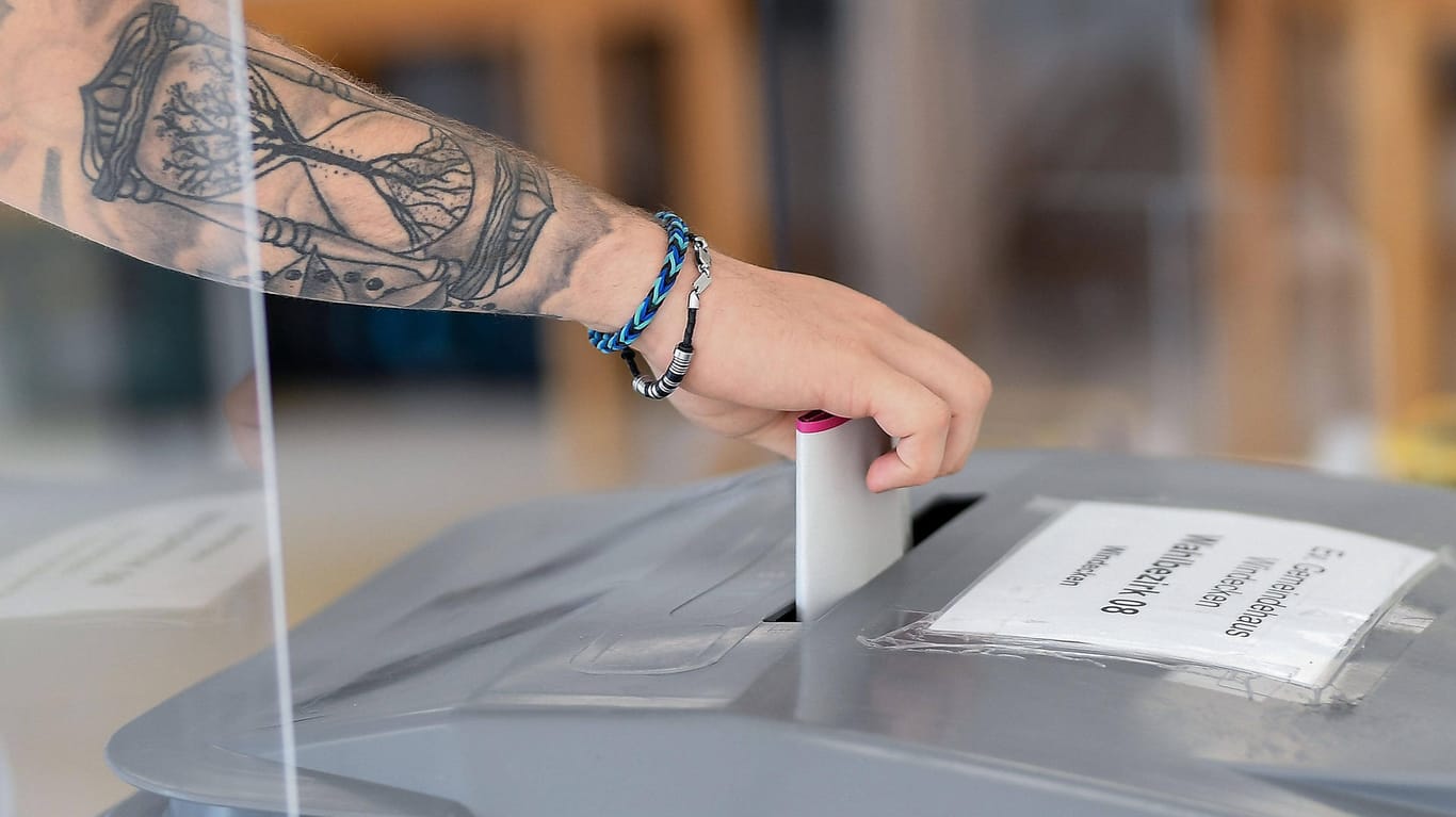 Bundestagswahl 2021 (hier eine Stimmabgabe in einem Wahllokal in Hanau): Bei den Nichtwählern wächst der Frust über die Politik.
