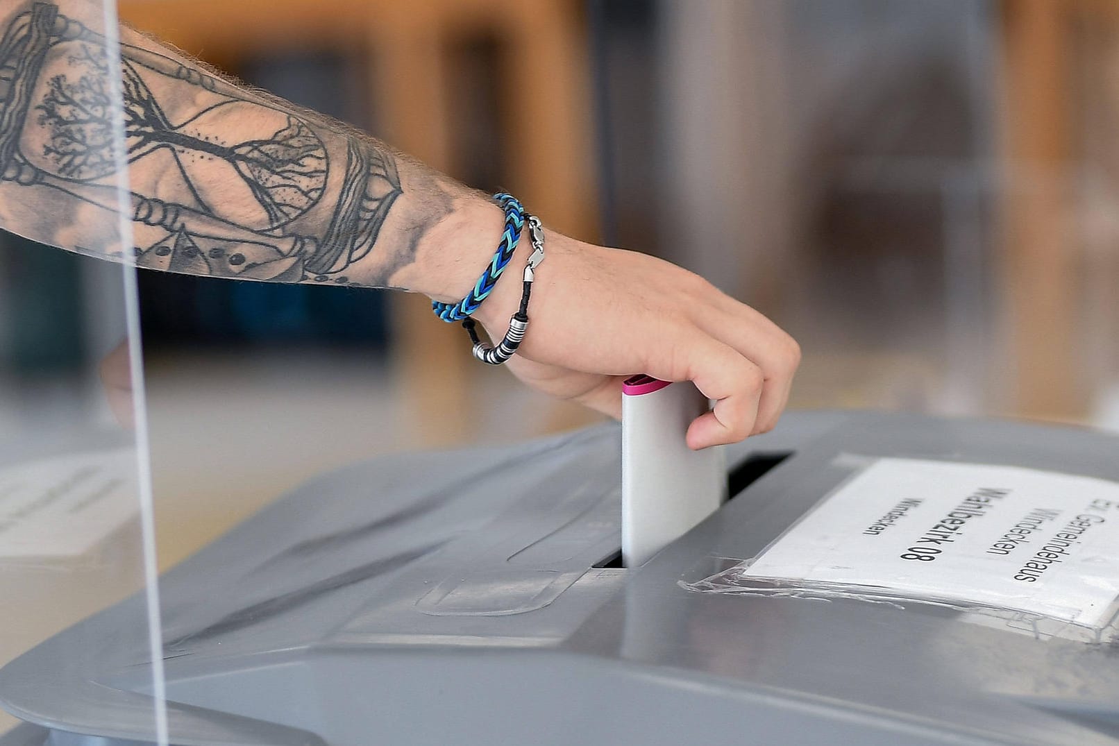 Bundestagswahl 2021 (hier eine Stimmabgabe in einem Wahllokal in Hanau): Bei den Nichtwählern wächst der Frust über die Politik.