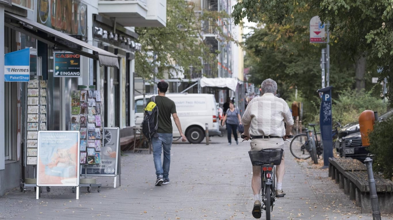 Ein älterer Herr fährt mit seinem Fahrrad auf dem Gehweg in Berlin (Archivbild): Ein Radfahrer hat eine Frau angefahren und ist danach einfach einkaufen gegangen.