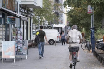 Ein älterer Herr fährt mit seinem Fahrrad auf dem Gehweg in Berlin (Archivbild): Ein Radfahrer hat eine Frau angefahren und ist danach einfach einkaufen gegangen.