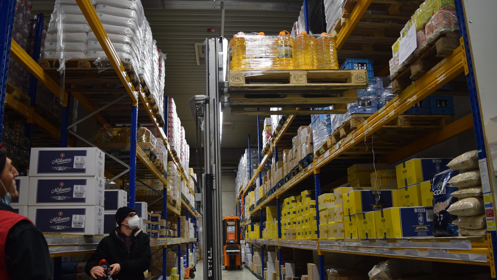 Nachschub noch vorhanden: In einem Kölner Supermarkt wird das "flüssige Gold" vom Regal geholt. Nachschub noch vorhanden: In einem Kölner Supermarkt wird das "flüssige Gold" vom Regal geholt.