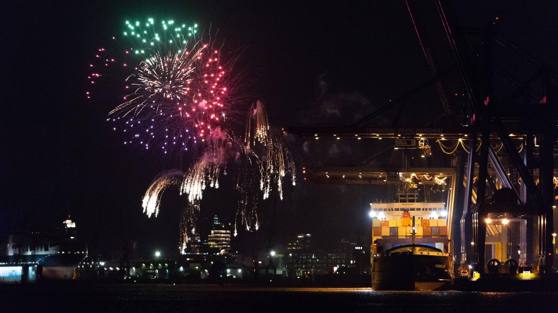 Feuerwerk über dem Hamburger Hafen (Archivbild). Der Hafengeburtstag sei in gewohnter Form für den 16. bis 18. September geplant.