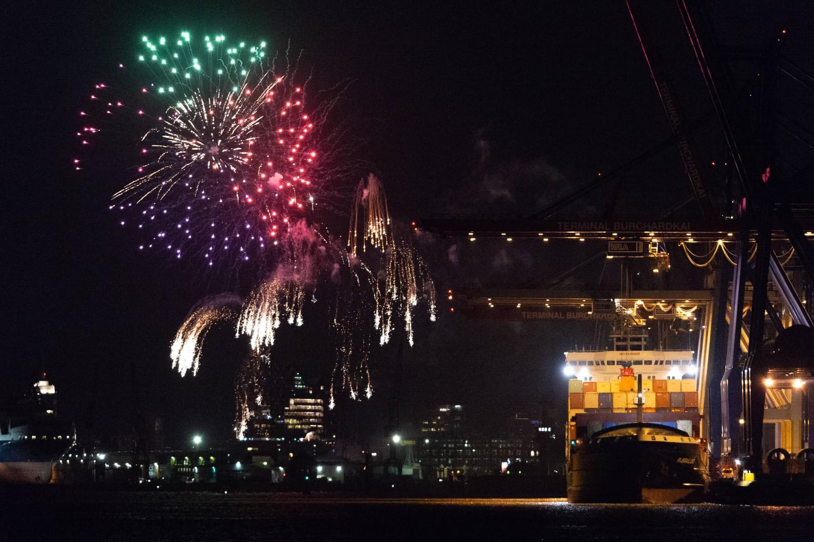 Feuerwerk über dem Hamburger Hafen (Archivbild). Der Hafengeburtstag sei in gewohnter Form für den 16. bis 18. September geplant.