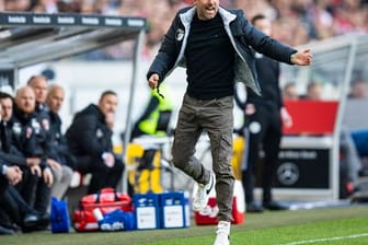 Augsburgs Trainer Markus Weinzierl coacht sein Team mit vollem Körpereinsatz an der Seitenlinie.