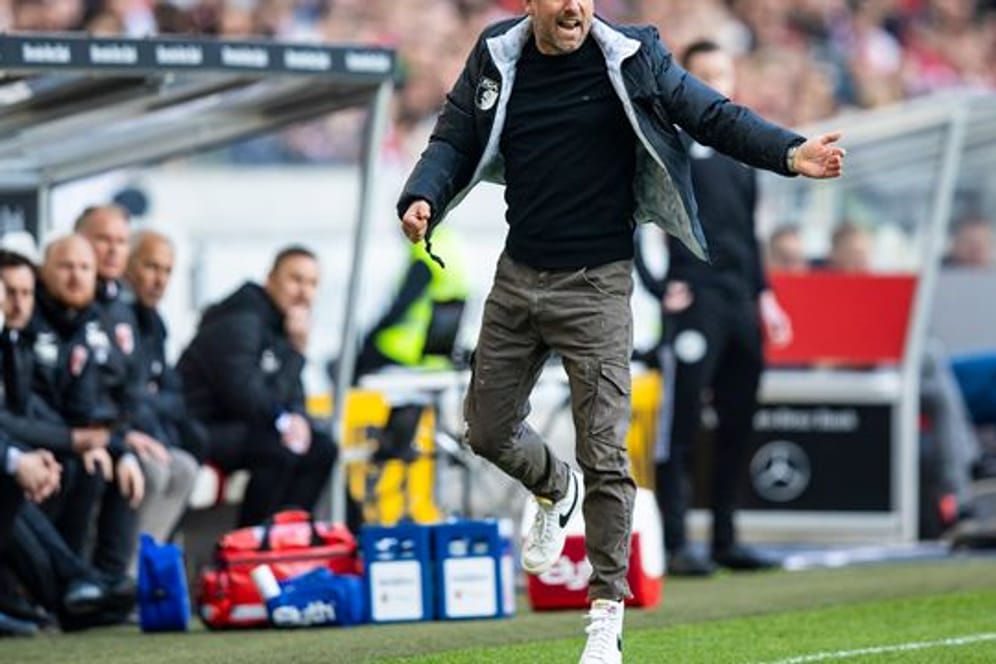 Augsburgs Trainer Markus Weinzierl coacht sein Team mit vollem Körpereinsatz an der Seitenlinie.