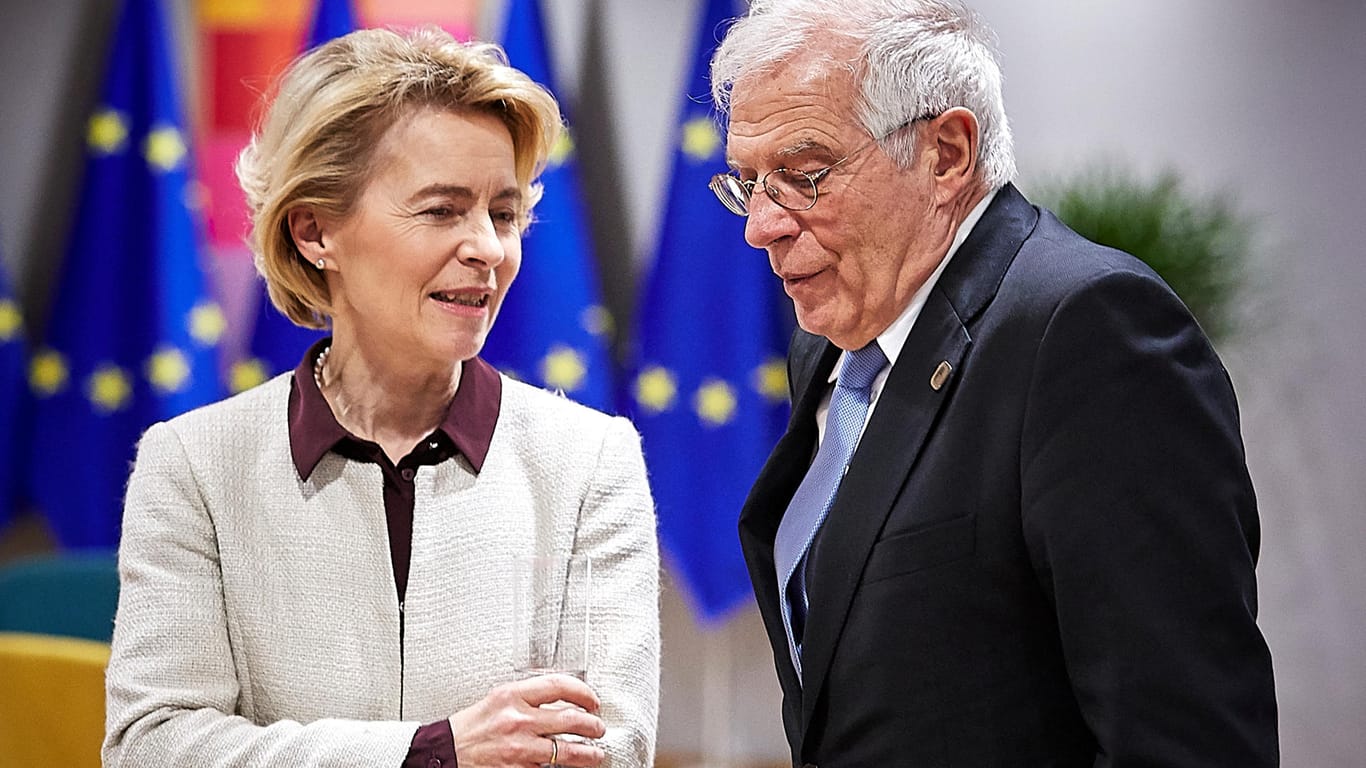 Ursula von der Leyen (l), Präsidentin der Europäischen Kommission, spricht mit Josep Borrell, Hoher Vertreter der Europäischen Union für Außen- und Sicherheitspolitik: Die EU will weitere Sanktionen gegen Russland beschließen.