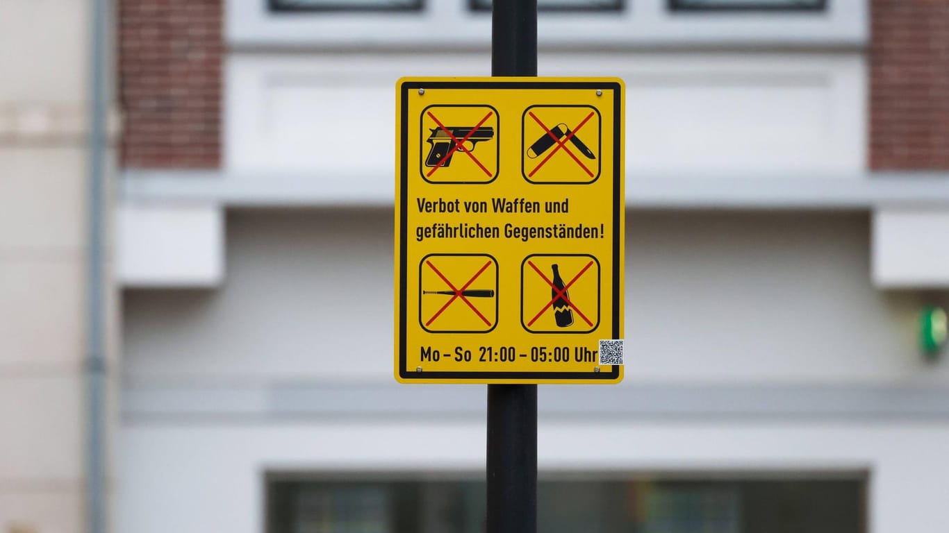 Ein Schild weist auf eine Waffenverbotszone hin (Archivbild): Stuttgart will schnellstmöglich Waffenverbotszonen in der Innenstadt einrichten.