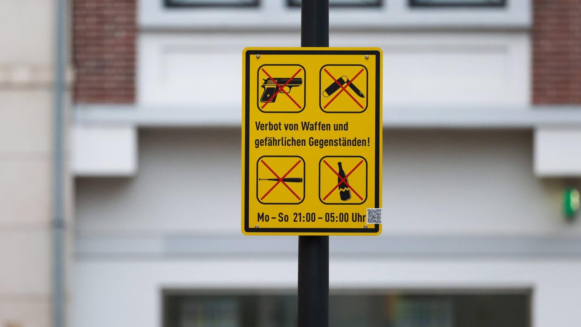 Ein Schild weist auf eine Waffenverbotszone hin (Archivbild): Stuttgart will schnellstmöglich Waffenverbotszonen in der Innenstadt einrichten. Ein Schild weist auf eine Waffenverbotszone hin (Archivbild): Stuttgart will schnellstmöglich Waffenverbotszonen in der Innenstadt einrichten.