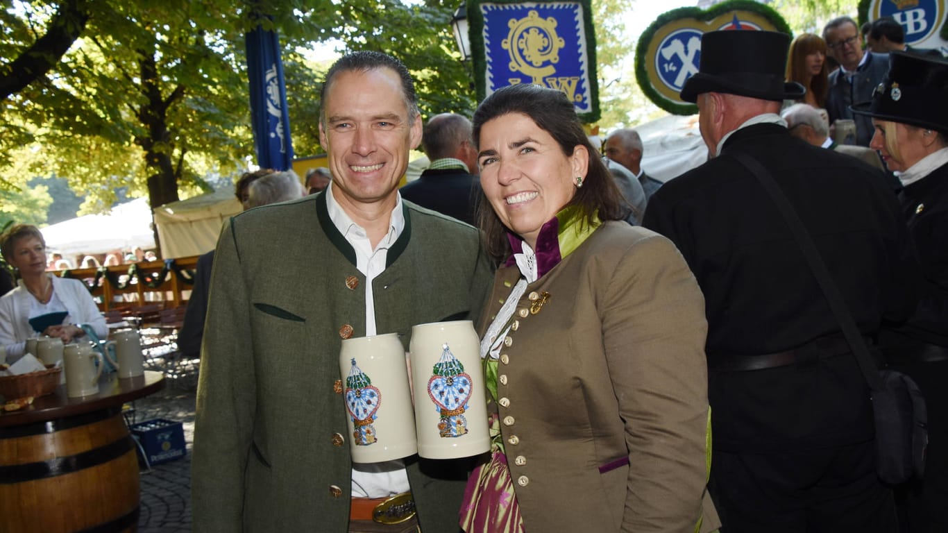 Peter Inselkammer mit Frau Katharina auf dem Viktualienmarkt (Archivbild): Der Sprecher der Oktoberfestwirte ist sehr dafür, dass die Wiesn 2022 stattfindet.