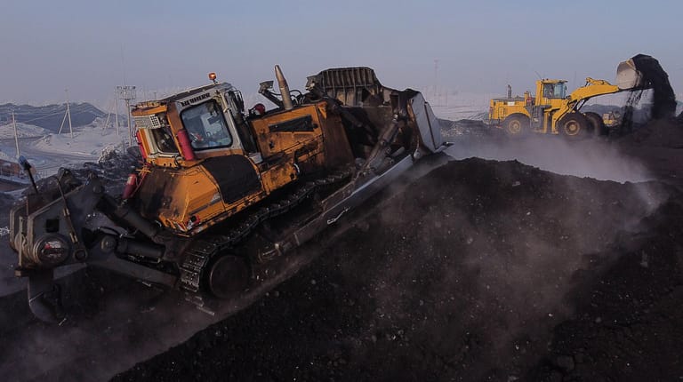 Bagger auf einer russischen Kohlemine (Symbolbild): Russland war 2021 der drittgrößte Kohleexporteur der Welt.