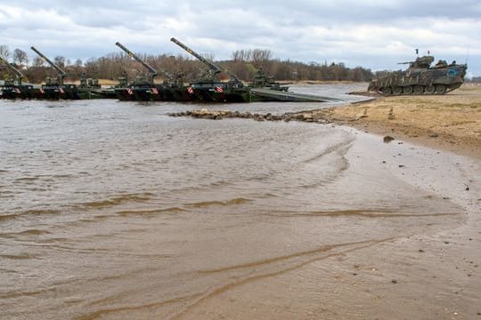 Ein Schützenpanzer vom Typ "Marder" fährt bei einer Bundeswehrübung am Elbestrand auf eine Schwimmschnellbrücke.