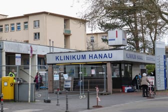 Klinikum Hanau: Der 26-Jährige wurde nach der Festnahme auf die Polizeiwache gebracht und im Anschluss in eine psychiatrische Fachklinik eingewiesen.