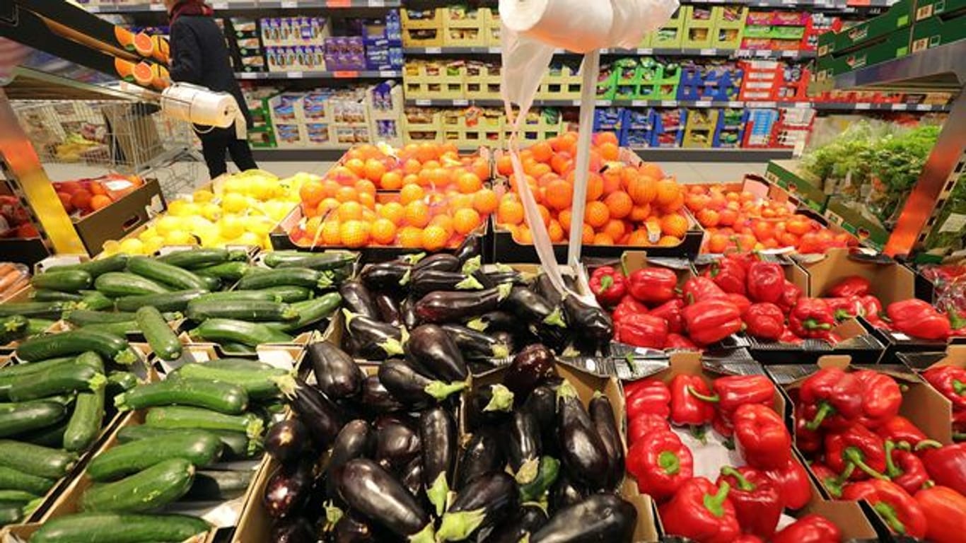 Obst- und Gemüsesorten liegen in einem Berliner Supermarkt zum Verkauf bereit.