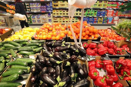 Obst- und Gemüsesorten liegen in einem Berliner Supermarkt zum Verkauf bereit.