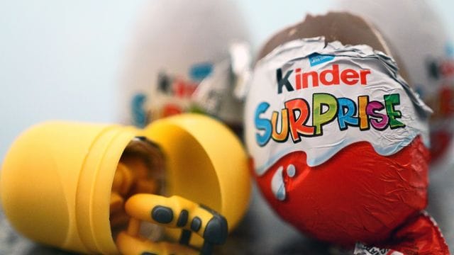 Ferrero-Rückruf: Wegen einer Salmonellen-Gefahr werden nicht nur mehrere Kinder-Osterartikel, sondern auch einige Weihnachtsprodukte zurückgerufen.