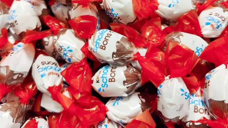 Ferrero in Deutschland ruft einige Chargen verschiedener Kinder-Produkte zurück - darunter Schoko-Bons mit einem Mindesthaltbarkeitsdatum zwischen Mai und September 2022.