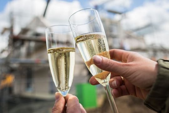Na dann Prost! Viele Deutsche glauben, sich den Traum der eigenen vier Wände aufgrund der gesalzenen Preise nicht mehr leisten zu können. Na dann Prost! Viele Deutsche glauben, sich den Traum der eigenen vier Wände aufgrund der gesalzenen Preise nicht mehr leisten zu können.