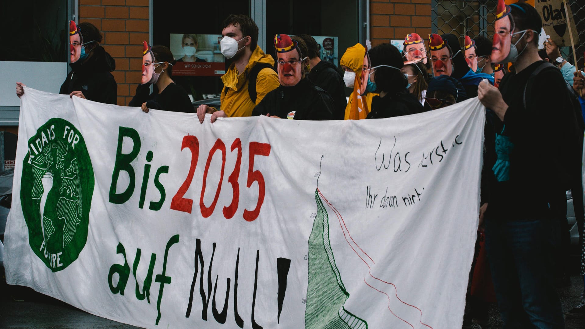 Fridays For Future Demo in Düsseldorf (Archivbild). Die Initiative Fridays for Future startet rund sechs Wochen vor der Landtagswahl in NRW eine Kampagne für den Klimaschutz. Fridays For Future Demo in Düsseldorf (Archivbild). Die Initiative Fridays for Future startet rund sechs Wochen vor der Landtagswahl in NRW eine Kampagne für den Klimaschutz.