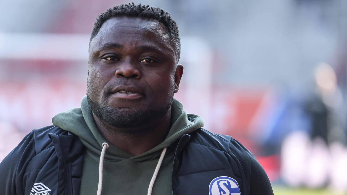 Gerald Asamoah: Der frühere Nationalspieler stand selbst mit einem Herzfehler auf dem Rasen – fiebert daher mit Christian Eriksen mit.