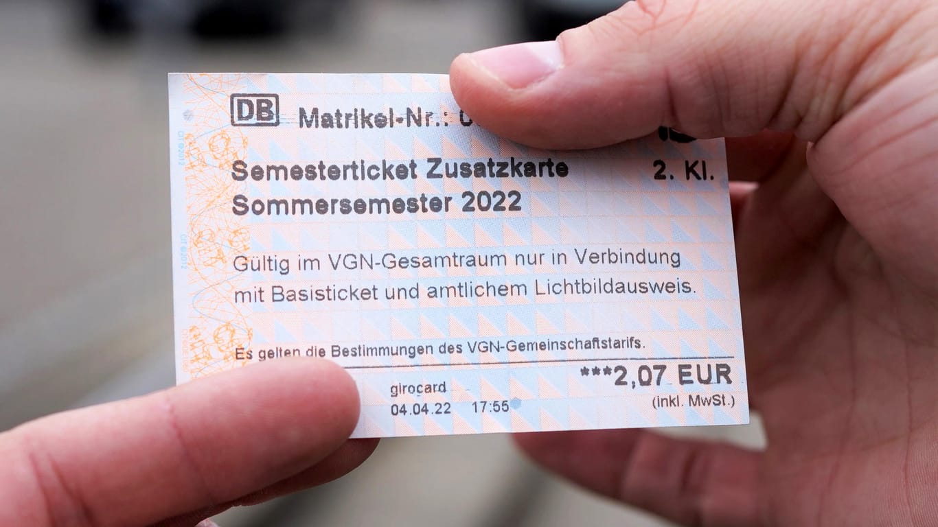 Ticket für unglaubliche 2,07 Euro: Wegen einer Panne an Fahrkarten-Automaten gab es am Montag einen Ansturm am Erlanger und Nürnberger Bahnhof auf vergünstigte Semestertickets.