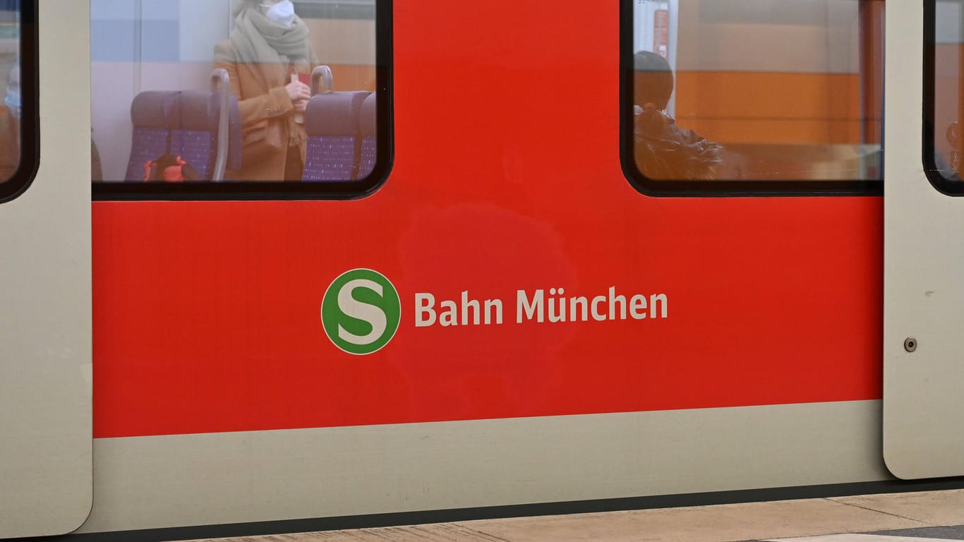 S-Bahn München mit Logo (Symboldbild). In den Osterferien müssen sich S-Bahn-Kunden in München wegen Bauarbeiten auf Zugausfälle, Sperrungen und Schienenersatzverkehr einstellen.