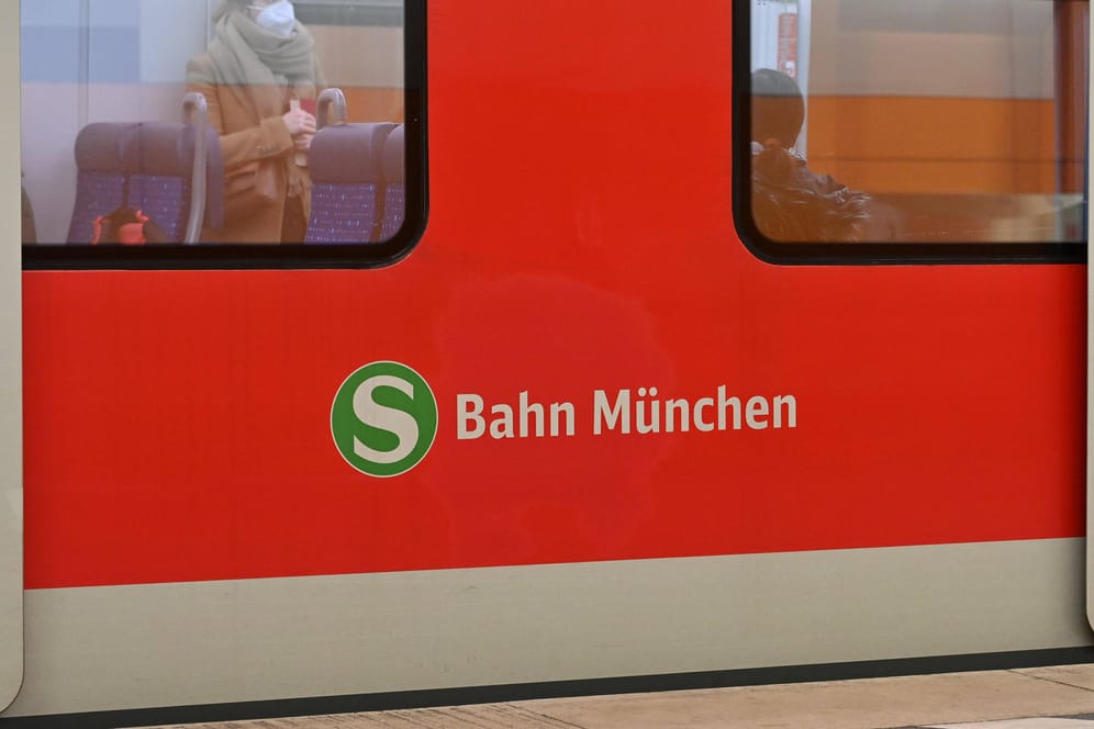 S-Bahn München mit Logo (Symboldbild). In den Osterferien müssen sich S-Bahn-Kunden in München wegen Bauarbeiten auf Zugausfälle, Sperrungen und Schienenersatzverkehr einstellen.