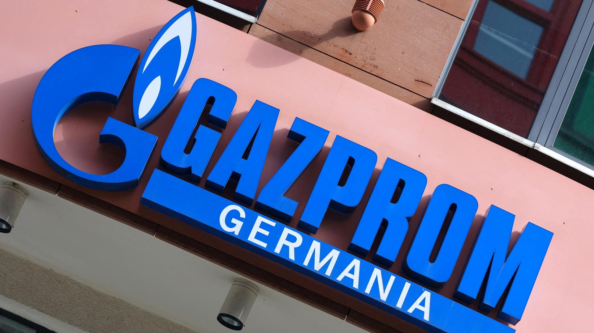 Das Logo von Gazprom Germania in Berlin: Auch dieser Schriftzug könnte sich jetzt ändern.