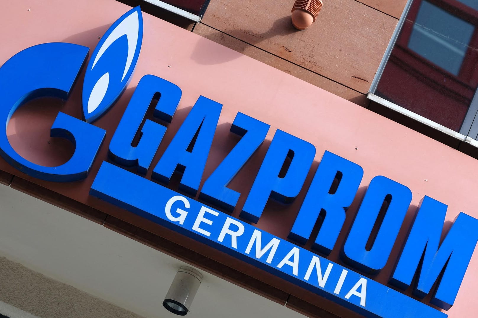 Das Logo von Gazprom Germania in Berlin: Auch dieser Schriftzug könnte sich jetzt ändern. Das Logo von Gazprom Germania in Berlin: Auch dieser Schriftzug könnte sich jetzt ändern.